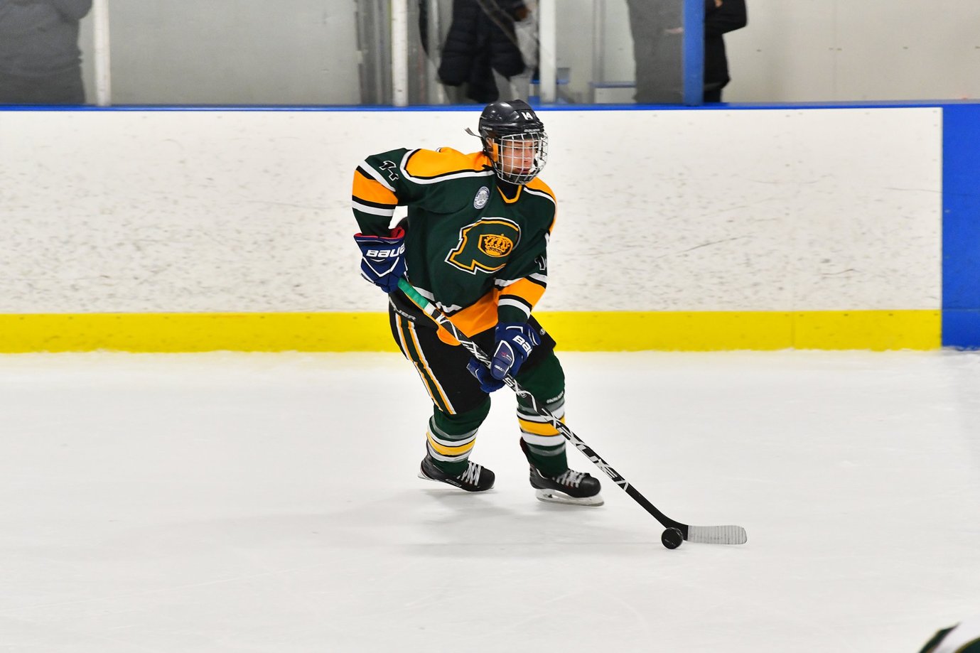 Junger Eishockeyspieler am Spieltag